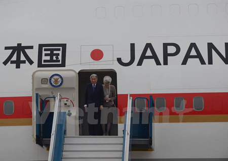 Nhật Hoàng Akihito và Hoàng hậu Michiko đã đặt chân xuống sân bay Nội Bài.
